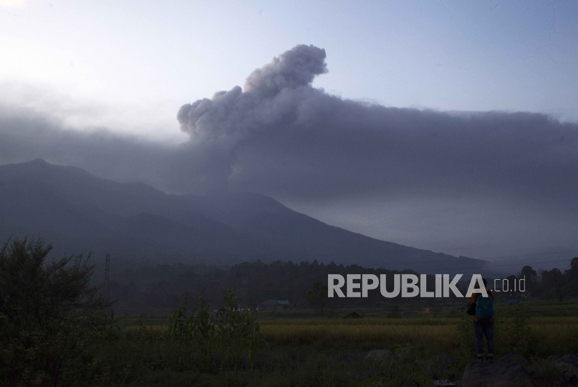 Gunung Marapi di Sumatra Barat erupsi pada Ahad (3/12/2023).