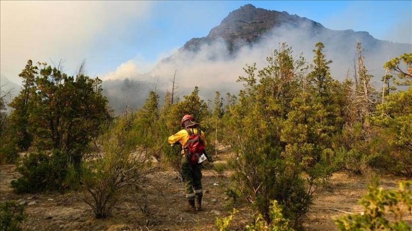 Kebakaran hutan terus menjalar di seluruh Argentina akibat suhu tinggi dan angin yang membantu menyebar percik api