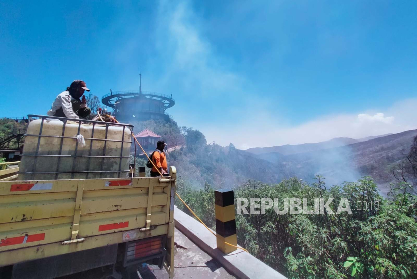 Tim gabungan melakukan pembasahan ke wilayah bekas kebakaran di kawasan Gunung Bromo, Selasa (12/9/2023). 