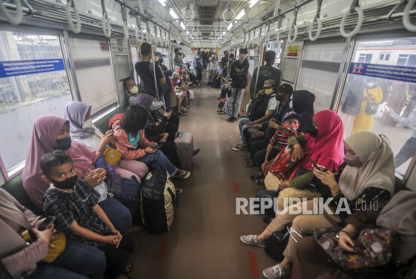 Sejumlah penumpang menaiki KRL di Stasiun Tanah Abang, Jakarta, Rabu (9/3/2022). Ketua Satgas Covid-19 PB IDI DR dr Erlina Burhan mengatakan, masyarakat sebenarnya sudah boleh melepaskan masker di kendaraan umum seperti KRL ataupun Transjakarta.