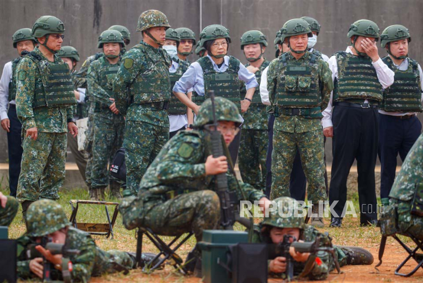  Presiden Taiwan Tsai Ing-wen (belakang tengah) mengunjungi pelatihan cadangan di pangkalan militer di Taoyuan, Taiwan, Kamis (11/5/2023).
