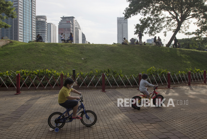 Sejumlah warga bersepeda di Hutan Kota, kompleks Stadion Utama Gelora Bung Karno (SUGBK), Jakarta, Ahad (9/1/2022).