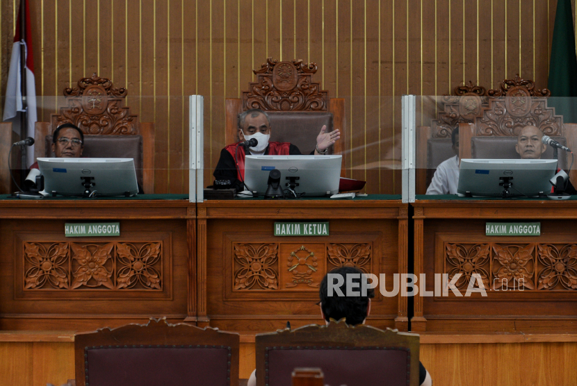 Terdakwa kasus dugaan kepemilikan senjata api ilegal, Dito Mahendra saat menjalani sidang di Pengadilan Negeri Jakarta Selatan.