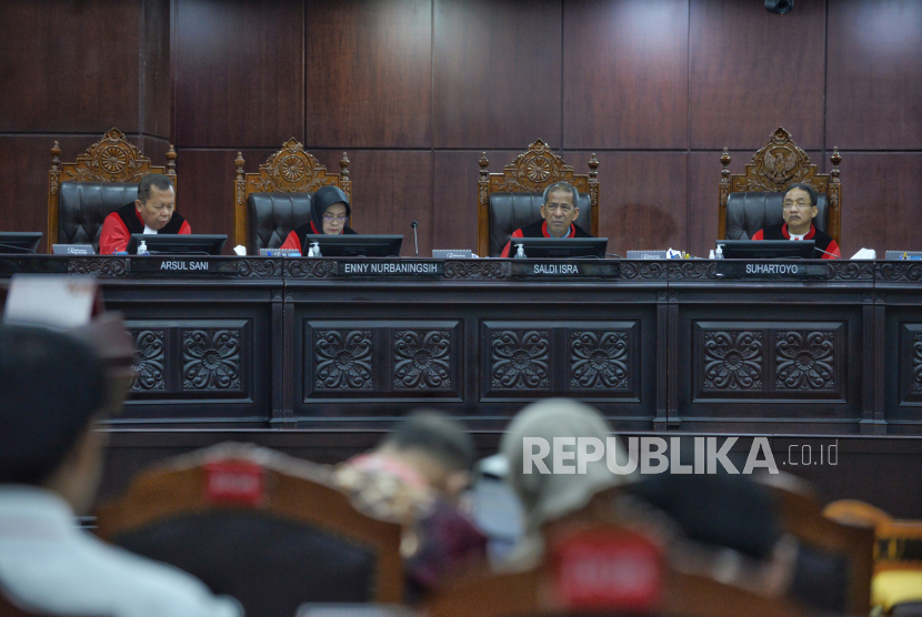 Ketua Majelis Hakim Mahkamah Konstitusi (MK) Suhartoyo (kanan) besama hakim konstitusi lainnya memimpin sidang lanjutan Perselisihan Hasil Pemilihan Umum (PHPU) Presiden dan Wakil Presiden Tahun 2024 dengan pemohon pasangan no urut 03 Ganjar Pranowo dan Mahfud MD di Gedung Mahkamah Konstitusi, Jakarta, Selasa (2/4/2024). Agenda sidang lanjutan tersebut yaitu Pembuktian Pemohon (Mendengarkan keterangan ahli dan saksi Pemohon serta Pengesahan alat bukti tambahan Pemohon). Tim Hukum Ganjar-Mahfud menghadirkan 9 ahli dan 10 saksi dalam sidang lanjutan Perselisihan Hasil Pemilihan Umum (PHPU) tersebut.