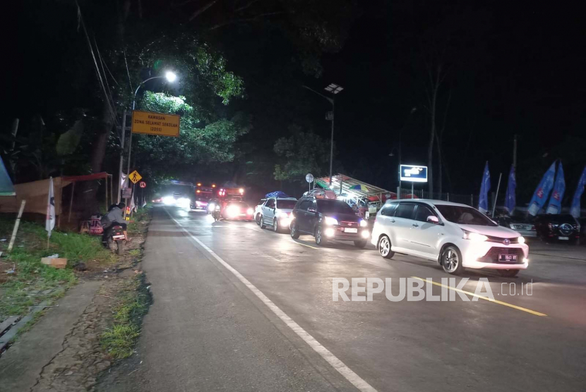 Kondisi arus lalu lintas di jalur Gentong, Kabupaten Tasikmalaya, Jawa Barat, Rabu (19/4/2023) malam. 
