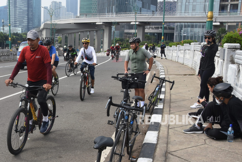 Pesepeda berolahraga di kawasan Kuningan, Jakarta