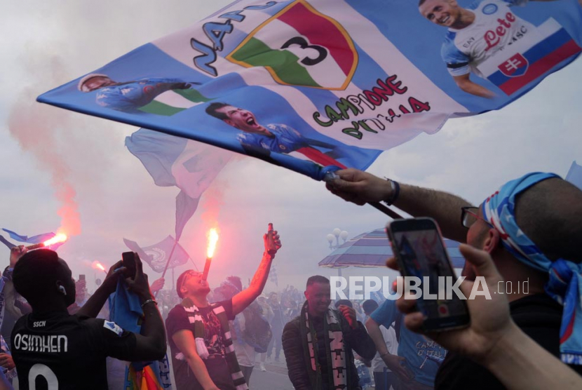 Para fan Napoli merayakan keberhasilan klub meraih gelar scudetto Serie A Liga Italia setelah 33 tahun. 