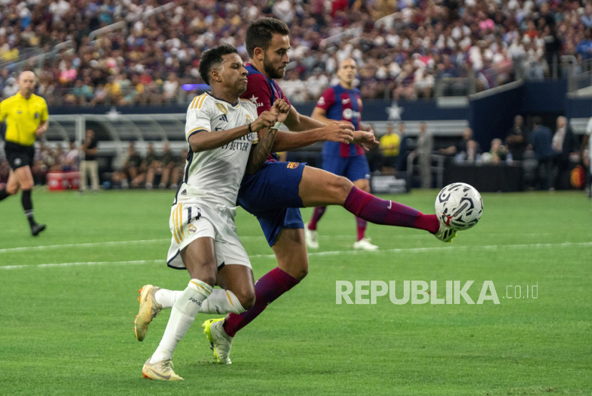 Penyerang Real Madrid Rodrygo Silva (kiri)