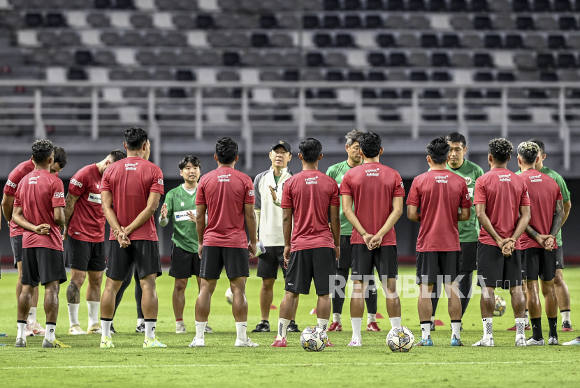 Pelatih timnas sepak bola Indonesia Shin Tae-yong (tengah) memimpin jalannya latihan jelang pertandingan, belum lama ini.