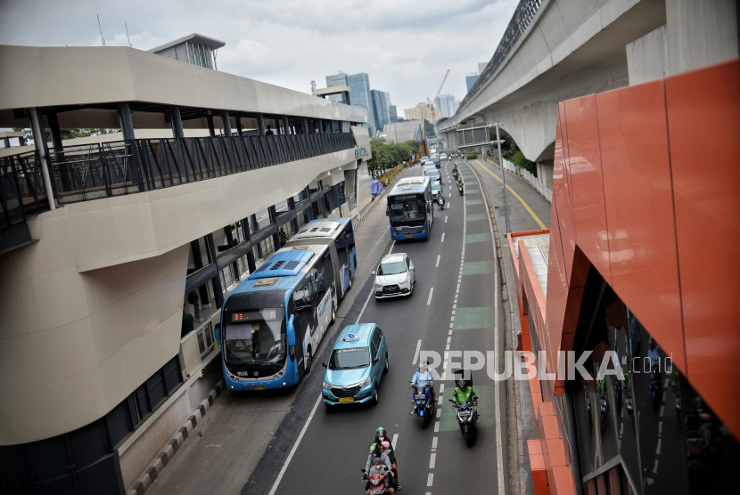 Bus Transjakarta melintas di Halte Cikoko yang terintegrasi dengan Stasiun Cawang, Jakarta Timur, Jumat (17/2/2023). 