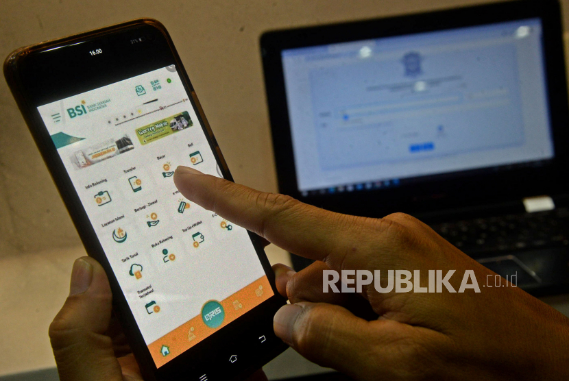 Warga melakukan pembayaran pajak kendaraan bermotor dengan BSI Mobile di Jakarta, Kamis (24/3/2022).Prayogi/Republika