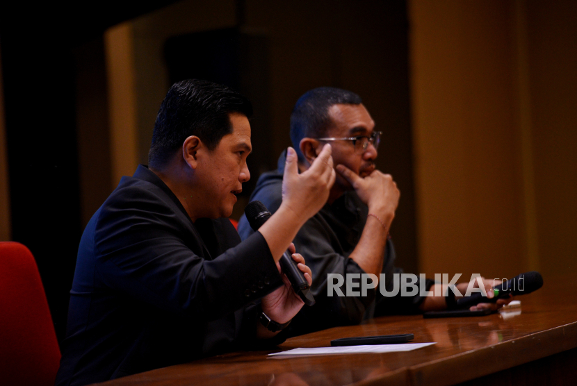 Ketua Umum PSSI Erick Thohir (kiri) didampingi Exco PSSI Arya Sinulingga (kanan) menyampaikan keterangan saat konferensi pers di Jakarta, Selasa (10/10/2023).
