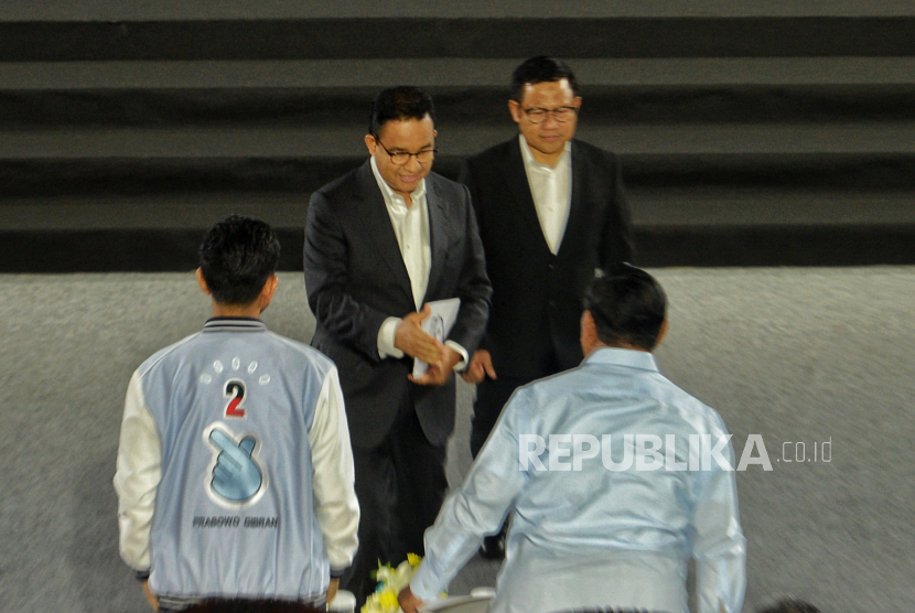 Anies and Prabowo shake hand.