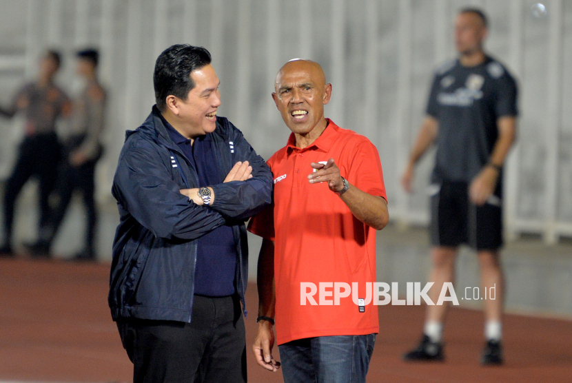 Ketua PSSI Erick Thohir bersama Head of Scouting Timnas Indonesia Simon Tahamata saat sesi latihan jelang melawan Timnas China di Stadion Madya, Komplek GBK, Senayan, Jakarta, Senin (2/6/2025). Latihan tersebut sebagai persiapan jelang melawan Timnas China dalam laga kualifikasi Piala Dunia FIFA 2026 Zona Asia Grup C di Stadion Utama Gelora Bung Karno, Jakarta pada Kamis (5/6).