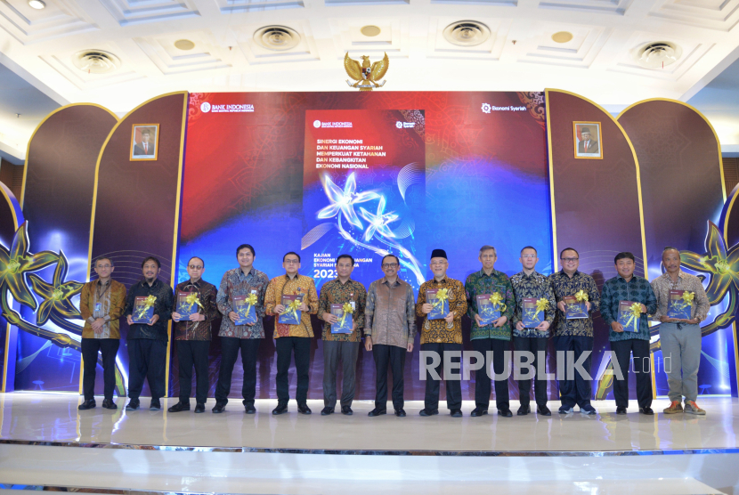 Deputy Governor of Bank Indonesia Juda Agung (center) takes a photo with the VIP invited guests receiving the book Kajian Ekonomika dan Finansaya Indonesia (KEKSI) 2023 after its launch in Jakarta, Monday (26/2/2024). Bank Indonesia (BI) launched the Indonesian Sharia Economic and Financial Review Book (KEKSI) 2023. The launch of KEKSI is an effort by BI to support Indonesia's dream of becoming the world's leading center of sharia economy and halal industry. KEKSI will provide a comprehensive overview of the achievements, learning and direction of Indonesia's sharia economic policy going forward. Not just a report, this book is said to be the main reference for academics, practitioners and sharia economy activists throughout Indonesia.