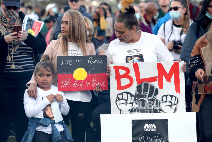 Para pemrotes berpartisipasi dalam rapat umum Black Lives Matter di Langley Park di Perth, Australia, 13 Juni 2020. Protes itu diselenggarakan untuk meningkatkan kesadaran akan kematian Aborigin dalam tahanan polisi.