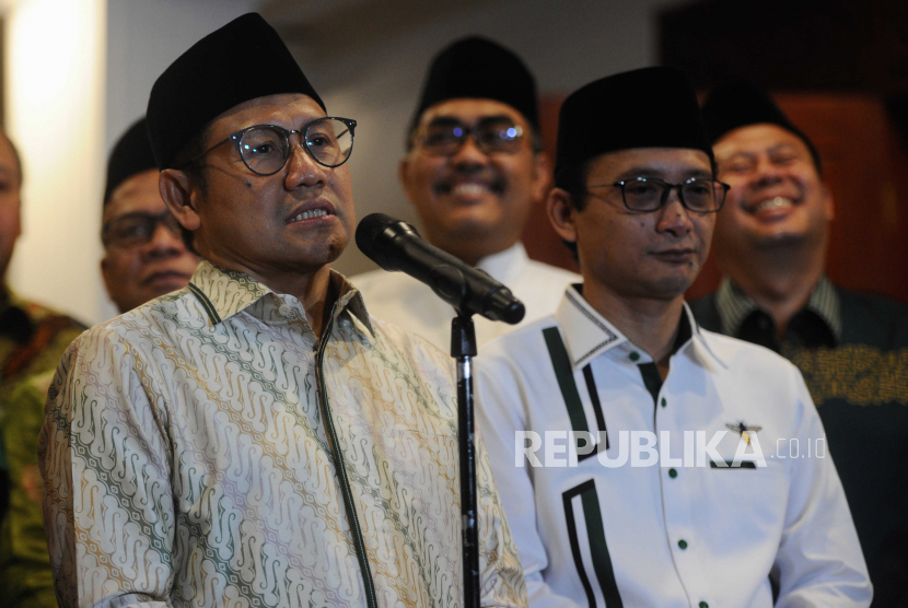 Ketua Umum Partai Kebangkitan Bangsa Muhaimin Iskandar (kiri) menyampaikan keterangan pers setelah melaksanakan pertemuan di Jakarta, Jumat (28/4/2023). Pertemuan tersebut sebagai ajang silaturahim antar kedua partai sekaligus membahas pematanganan Koalisi Kebangkitan Indonesia Raya.