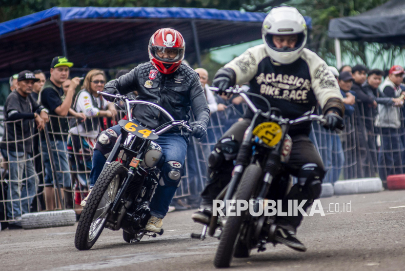 Pembalap motor memacu kecepatan saat Classic Bike Race (CBR) 2024 kategori motor klasik di Sirkuit Brigif Cimahi, Kota Cimahi, Jawa Barat, Sabtu (7/12/2024). Balapan motor klasik yang digelar oleh Bikers Brotherhood MC (BBMC) Indonesia tersebut diikuti oleh ratusan pembalap dari berbagai daerah dengan melombakan 24 kelas yang bertujuan untuk menyalurkan minat dan bakat sekaligus ajang silaturahim antarkomunitas motor klasik. 