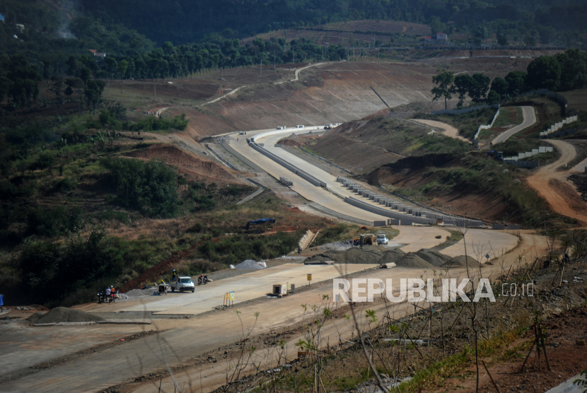Pekerja mengoperasikan alat berat untuk menyelesaikan proyek Jalan Tol Cileunyi-Sumedang-Dawuan (Cisumdawu) di Jatinangor, Kabupateng Sumedang, Jawa Barat, Sabtu (12/9/2020). Menteri Pekerjaan Umum dan Perumahan Rakyat (PUPR) Basuki Hadimuljono menyatakan, hingga akhir 2020 proyek jalan tol yang ada di Indonesia dapat mendatangkan investasi hingga Rp.100 triliun.