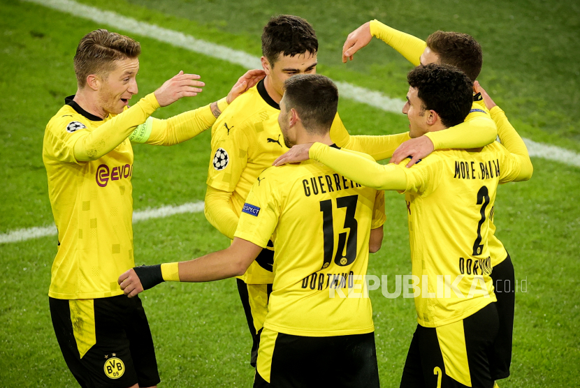  Raphael Guerreiro (tengah) Dortmund merayakan bersama rekan satu timnya setelah mencetak keunggulan 1-0 selama pertandingan sepak bola grup F Liga Champions UEFA antara Borussia Dortmund dan SS Lazio di Dortmund, Jerman, 2 Desember 2020.