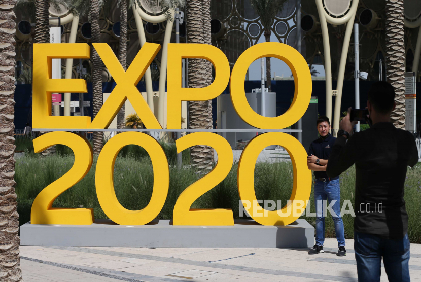  Orang-orang mengunjungi situs EXPO selama hari pertama EXPO 2020 Dubai di emirat Teluk Dubai, Uni Emirat Arab, (ilustrasi)