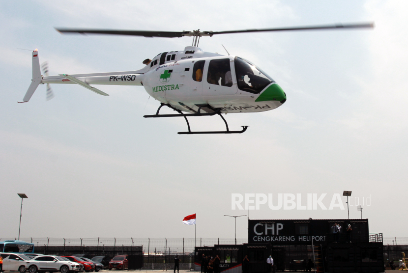 Helikopter Medis melakukan uji terbang menuju Rumah Sakit Medistra usai melakukan penandatanganan kerja sama Pengoperasian Helikopter Medis antara PT Whitesky Aviation dengan Rumah Sakit Medistra di Kawasan Bandara Helikopter Soekarno Hatta, Tangerang, Banten, Rabu (19/8). Kerja sama ini merupakan kolaborasi Whitesky Aviation dengan Rumah Sakit Medistra untuk melayani pasien dengan helikopter medis (HeliMedevac) yang merupakan layanan helikopter medis pertama di Indonesia. 