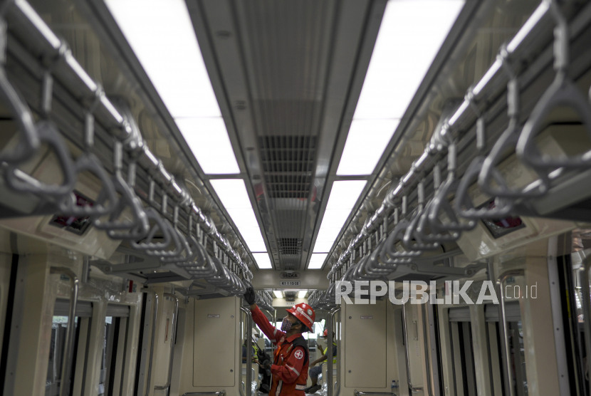 Seorang pekerja mengecek fasilitas kereta api ringan atau Light Rail Transit (LRT) saat akan melaksanakan uji coba lintasan LRT Jabodebek TMII-Cibubur di Jakarta, Rabu (11/11). PT Adhi Karya (Persero) Tbk menargetkan penambahan kontrak pada tahun ini.