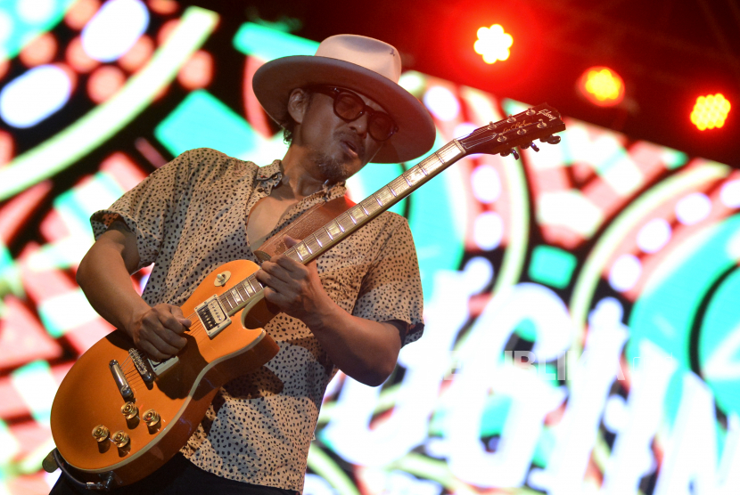 Vokalis sekaligus gitaris kelompok musik Gugun Blues Shelter Gugun beraksi saat tampil dalam Jelajahin Livin Sanur Fest di Denpasar, Bali, Ahad (29/5/2022). Gugun Blues Shelter membawakan sejumlah lagu seperti Soul on Fire, Jingga dan Give Your Love. 