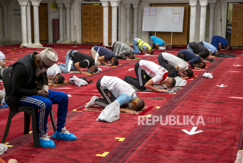 Para penyembah Muslim selama doa pertama setelah pembukaan kembali Masjid Jenewa, juga dikenal sebagai Masjid Petit-Saconnex, di Jenewa, Swiss, 01 Juni 2020.