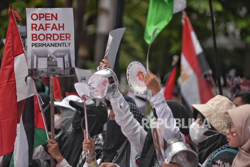 Peserta aksi membawa panci kosong sebagai simbol kelaparan di Gaza di depan Kedubes Mesir, Jakarta, Senin (4/3/2024). Mereka meminta Mesir membuka jalur bantuan ke Gaza.