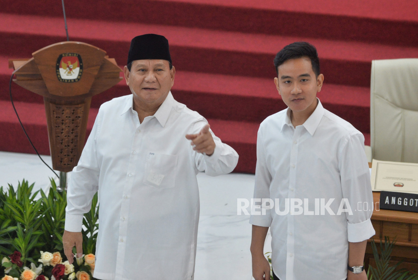 Pasangan calon Presiden dan Wakil Presiden nomor urut 2 Prabowo Subianto-Gibran Rakabuming Raka di Gedung KPU, Jakarta Pusat, Rabu (24/4/2024).