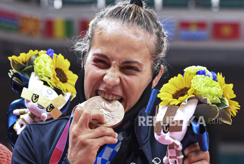 Peraih medali perunggu Odette Giuffrida dari Italia saat upacara medali untuk cabang Judo kategori -52kg Putri Olimpiade Tokyo 2020 di arena Nippon Budokan di Tokyo, Jepang, 25 Juli 2021.