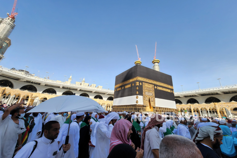 Jamaah haji melakukan Tawaf Perpisahan di sekitar Kabah di Masjidil Haram di Mekkah, Arab Saudi, 11 Juli 2022. 