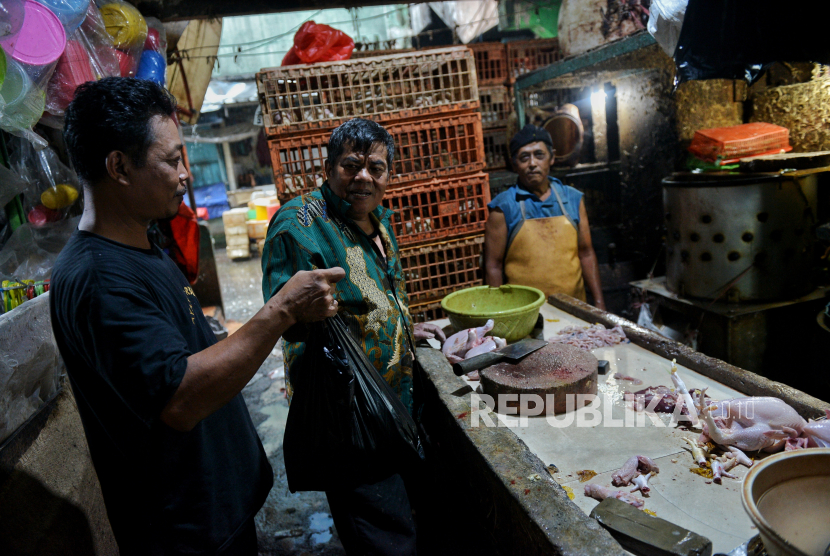 Pedagang daging ayam melayani pembeli di pasar tradisional Pasar Minggu, Jakarta Selatan, Senin (4/3/2024). Sepekan menjelang bulan suci Ramadhan 1445 Hijriah, sejumlah harga pangan pokok mulai merangkak naik di Pasar Minggu. Untuk harga daging ayam mengalami kenaikan Rp2.000 sampai Rp3.000 dari harga Rp32.000 per ekor, kini seharga Rp35.000 per ekor, harga telur sebelumnya Rp27.000 menjadi Rp30.000 sementara untuk harga daging sapi mengalami kenaikan sebesar Rp10.000 dari Rp125.000 per kilogram kini mencapai Rp135.000 per kilogram. kenaikan tersebut dikeluhkan sejumlah pedagang, pasalnya, daya beli masyarakat mengalami penurunan imbas dari melonjaknya sejumlah harga pangan pokok lainnya.