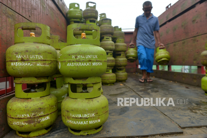 Pekerja menata tabung gas LPG 3 kilogram bersubsidi di salah satu agen di Kawasan Rawasari ,Jakarta, Senin (26/12/2022). Pemerintah berencana mendorong penyaluran subsidi liquefied petroleum gas (LPG) 3 kg menjadi lebih tepat sasaran. Rencana tersebut diwujudkan dalam uji coba pembelian elpiji 3 kg dengan menggunakan Kartu Tanda Penduduk (KTP) secara bertahap di seluruh Indonesia mulai 2023. Republika/Prayogi