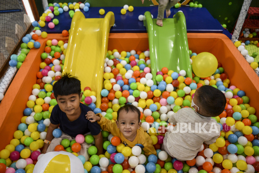 Anak-anak bermain saat acara Kids FanFest Indonesia 2022 di Jakarta Convention Center, Jakarta, Jumat (30/12/2022). Orangtua perlu menerapkan mindful parenting dalam mengasuh anak.