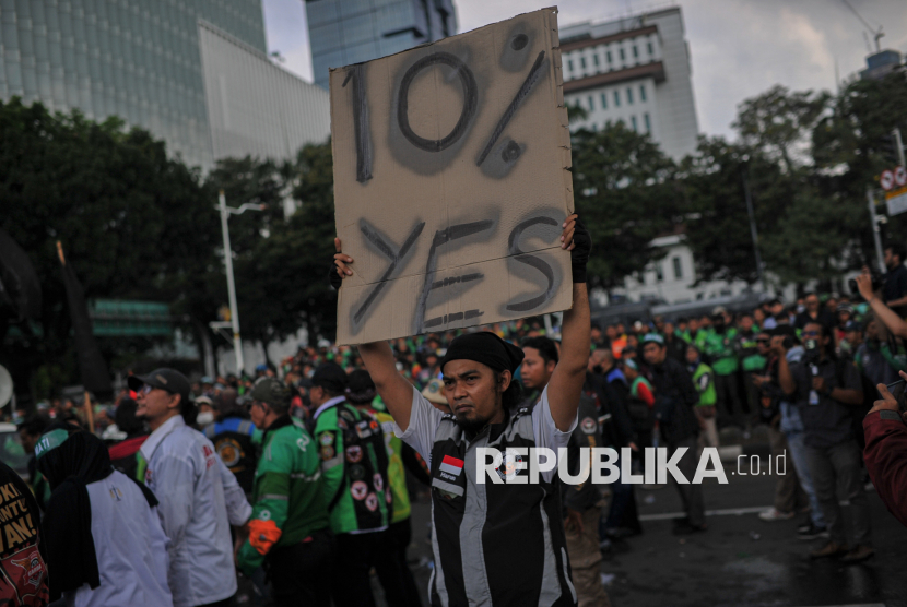 Pengemudi ojek online (Ojol) menggelar aksi di kawasan Patung Kuda, Jakarta, Selasa (20/5/2025).