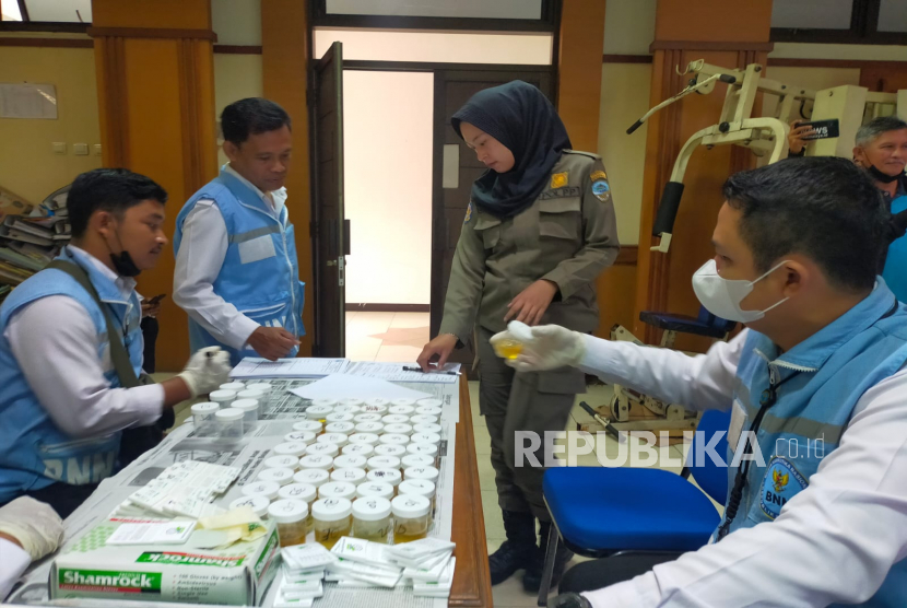 Badan Narkotika Nasional (BNN) menggelar tes urine di Kantor Satuan Polisi Pamong Praja (Satpol PP) Kota Tasikmalaya, Jawa Barat, Senin (13/2/2023). 