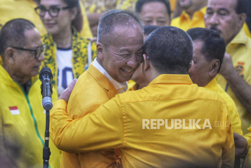 Plt Ketua Umum Partai Golkar Agus Gumiwang Kartasasmita usai memberikan keterangan pers hasil Rapat Pleno Pengurus DPP Partai Golkar di Kantor DPP Partai Golkar, Jakarta, Selasa (13/8/2024). Rapat Pleno tersebut menetapkan Agus Gumiwang Kartasasmita sebagai Plt Ketua Umum Partai Golkar pengganti Airlangga Hartarto yang mengundurkan diri sebagai Ketua Umum Partai Golkar.