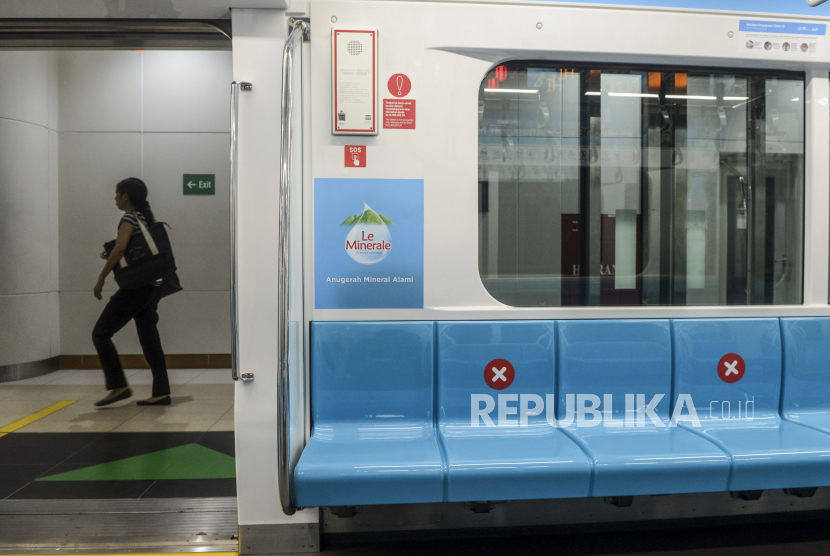Tanda silang yang tertempel di kursi MRT untuk menjaga jarak antar penumpang di Jakarta. Aturan jaga jarak fisik yang diusulkan awalnya bukan dua meter, tapi tiga meter.