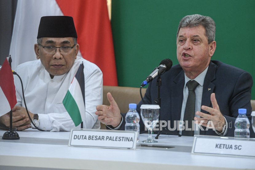 Duta besar Palestina untuk Indonesia Zuhair Al Shun (kanan) bersama Ketua Umum PBNU Yahya Cholil Staquf memberikan keterangan pers usai melakukan pertemuan di gedung PBNU, Jakarta, Senin (5/8/2024). Pertemuan tersebut membahas mengenai situasi terkini di wilayah Gaza, Palestina. 