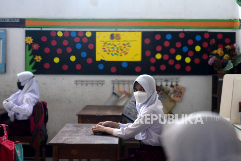 Siswa mengikuti uji coba pembelajaran tatap muka di SDN Lempuyangwangi, Yogyakarta. 