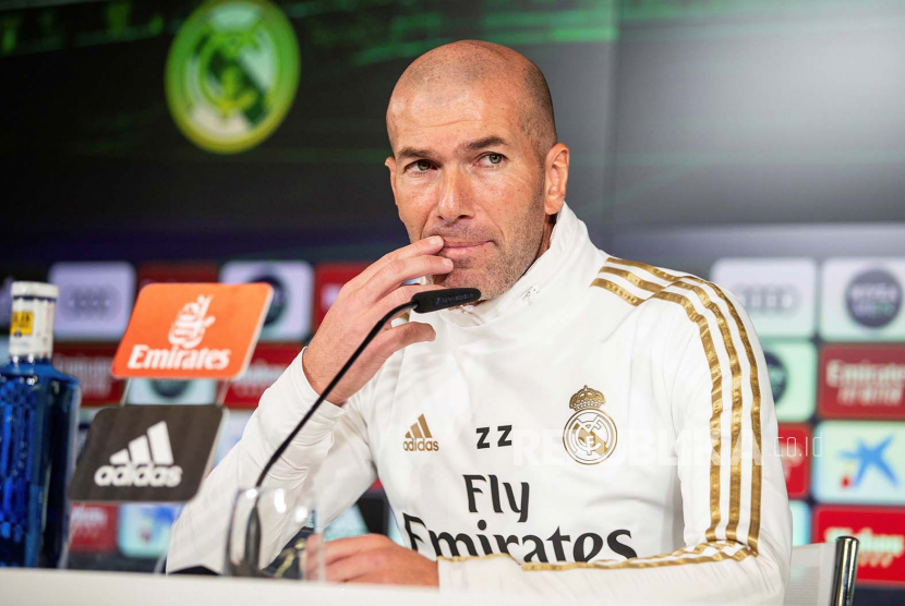 Pelatih kepala Real Madrid Zinedine Zidane menghadiri konferensi pers di kota olahraga Valdebebas di Madrid, Spanyol, 29 November 2019. Real Madrid akan menghadapi Deportivo Alaves dalam pertandingan sepak bola La Liga Spanyol pada 30 November 2019.