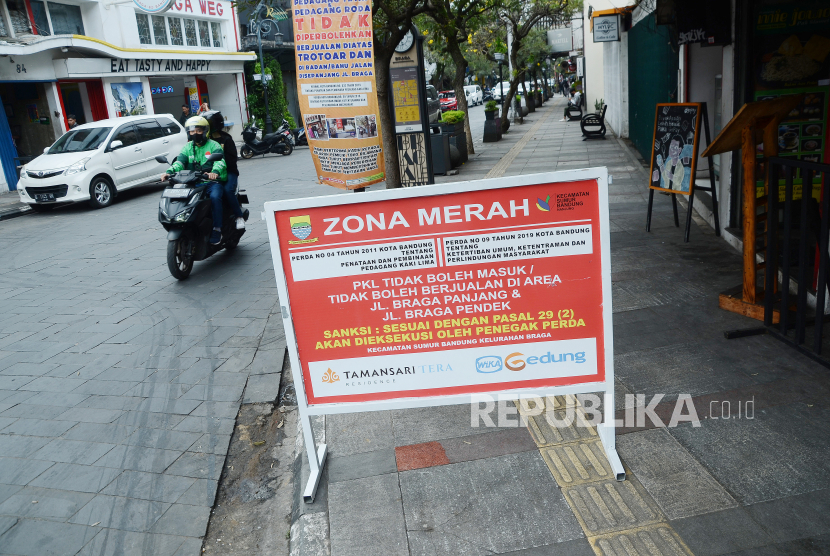 Papan bertulisakan zona merah untuk pedagang kaki lima (PKL) dipasang di sejumlah tempat di pusat Kota Bandung, seperti di trotoar Jalan Braga, Selasa (6/9). Satpol PP Kota Bandung akan melakukan pengawasan, pengendalian dan penertiban PKL di 55 titik yang tersebar se-Kota Bandung sesuai Perda Nomor 4 Tahun 2011 tentang penataan dan penertiban PKL.