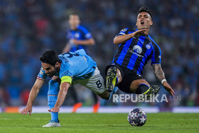 Gelandang Manchester City Ilkay Gundogan berduel dengan striker Inter Milan Lautaro Martinez di final Liga Champions 2022/2023, Ahad (11/6/2023). 