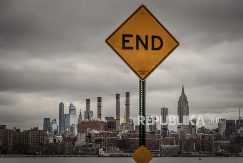 Sebuah tanda lalu lintas yang menunjukan jalan buntu di depan deretan gedung kota New York terlihat dari Brooklyn, New York, Amerika Serikat. Gubernur New York menyatakan darurat bencana setelah virus polio ditemukan dalam sampel air limbah di wilayah Kota New York. Ilustrasi.
