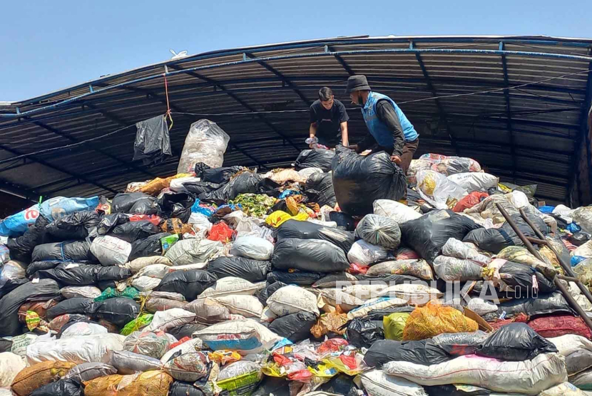 Sampah menumpuk di Tempat Penampungan Sementara (TPS) Sederhana, Kota Bandung, Jawa Barat, Rabu (20/9/2023). 