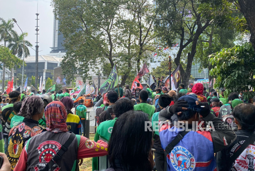 Demonstrasi driver ojek online (ojol) di kawasan Patung Kuda, Jakarta Pusat, Kamis (29/8/2024). 