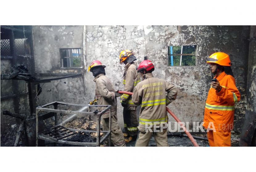  Petugas pemadam kebakaran (damkar) menangani kebakaran di sebuah pabrik plastik kawasan Jalan Holis, Kelurahan Caringin, Kecamatan Bandung Kulon, Kota Bandung, Jawa Barat, Senin (19/6/2023).
