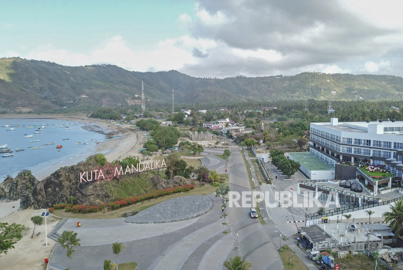 Foto udara kompleks salah satu hotel di Kuta Beach Park the Mandalika, Praya, Lombok Tengah, NTB.